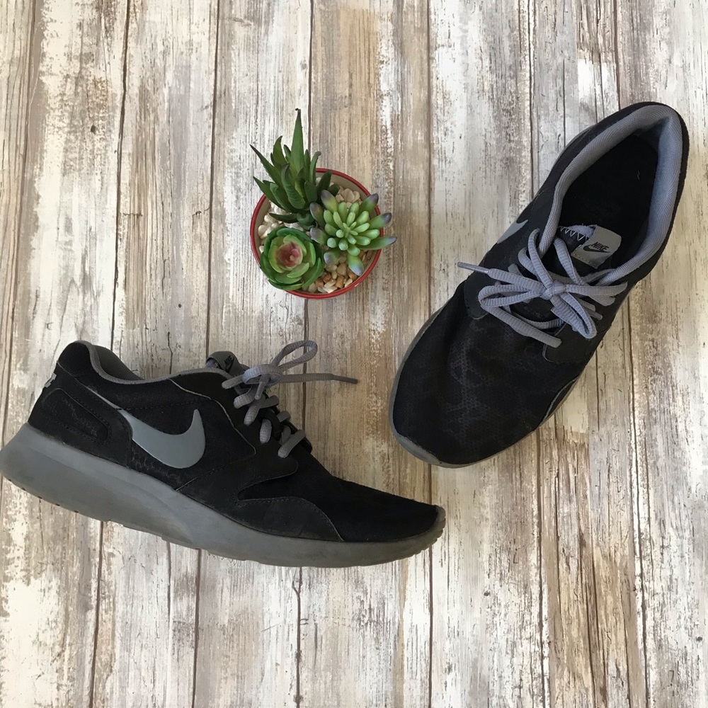 NIKE womens tennis shoes - black & gray
